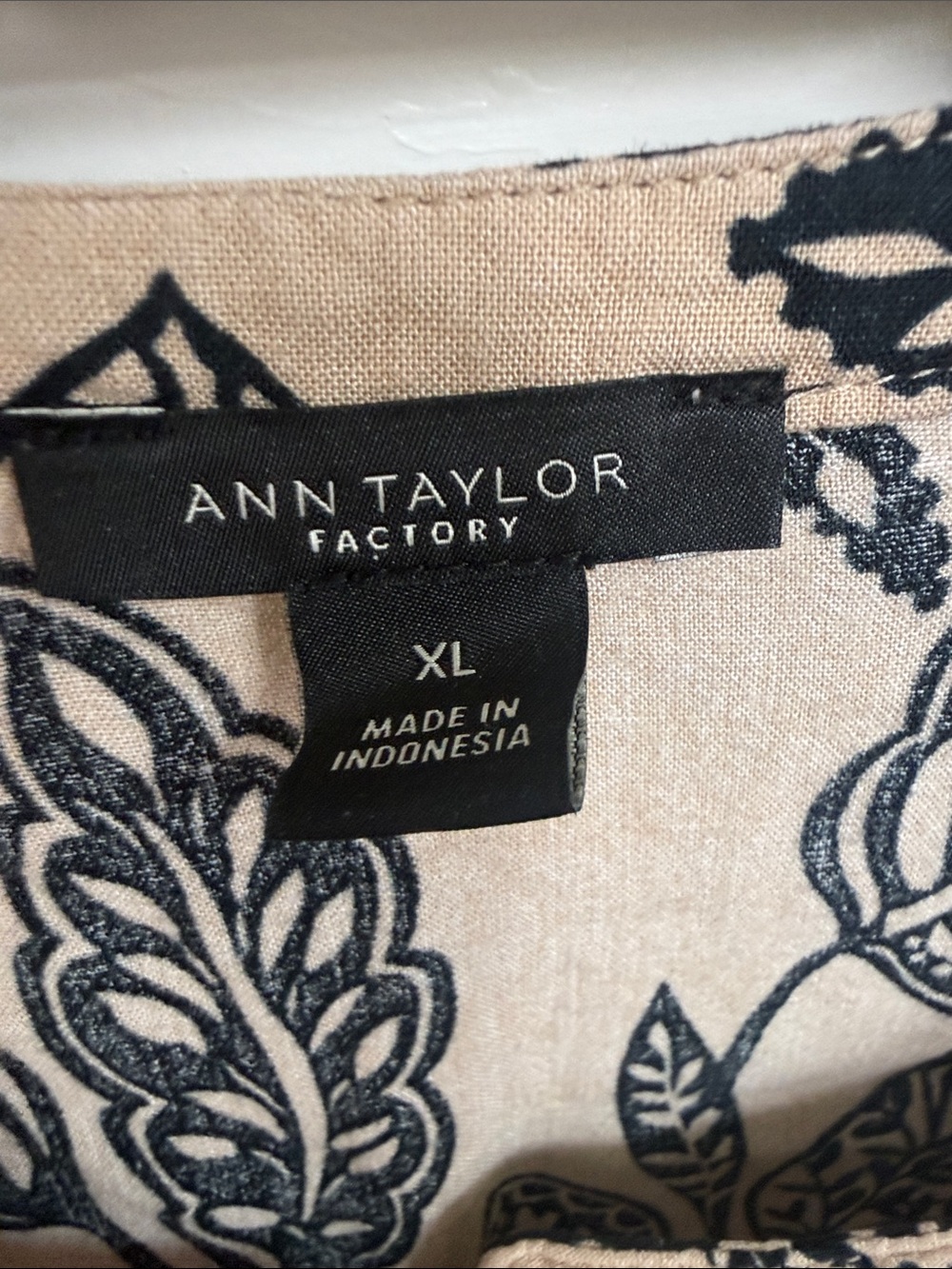 Ann Taylor Factory Black and Tan Floral Long-Sleeve Henley Shirt XL - Picture 3 of 5